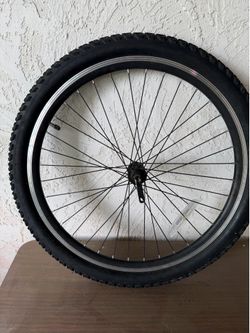 Bike tire and rim in great condition 24”/2.10