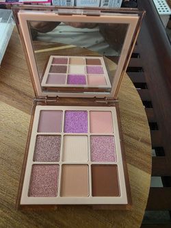 • Huda Beauty Nude Obsessions Eyeshadow Palette (Light)
• Format: Mini 9-pan palette (9 x 1.1 g / 0.038 oz)
 2 available #1029