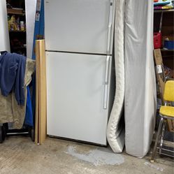 Refrigerator GE, Works Great 