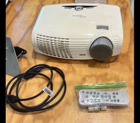 Optoma HD20 1080p Home Theater Projector Bundle - INCLUDES 2 Genuine OEM Optoma Lamps, Mount, Remote