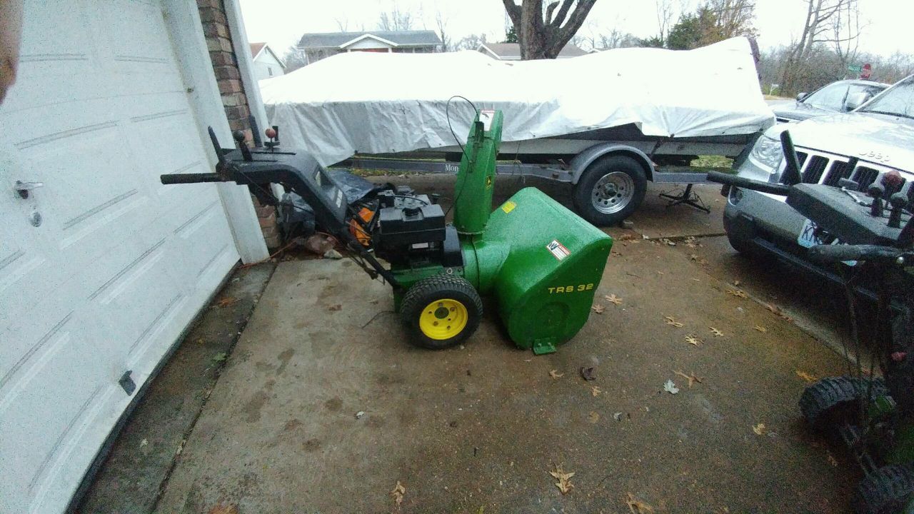 John Deere snowblower TRS32