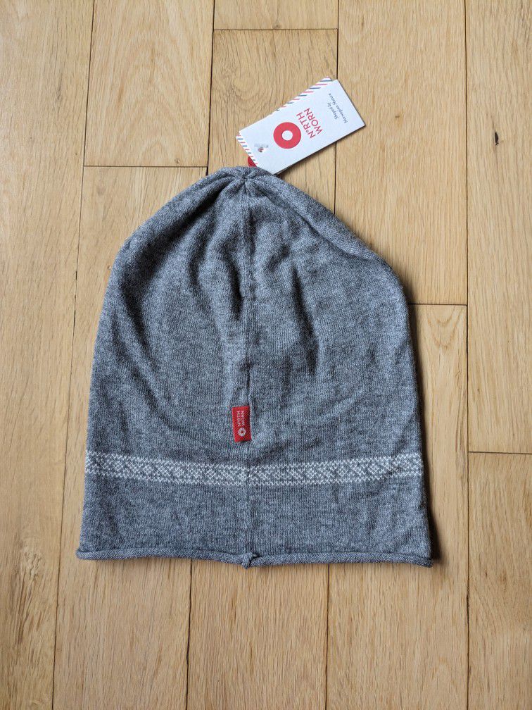 North Worn Brand Flam Knit Gray Beanie. Dart Design Norway Made. Unisex One Size. Ultralight 35 gms. Supreme insulation. Odor resistant. Comfortable!
