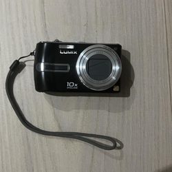 Black Panasonic Lumix digital camera original from 1990's WITH original packaging and cd and cords And Batteries!!