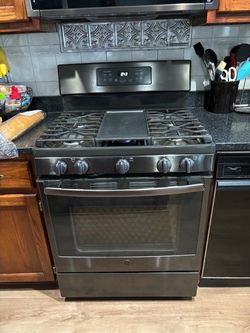 Gas Range/Black Stainless GE
