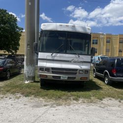 2005 Winnebago Adventure Motorhome 