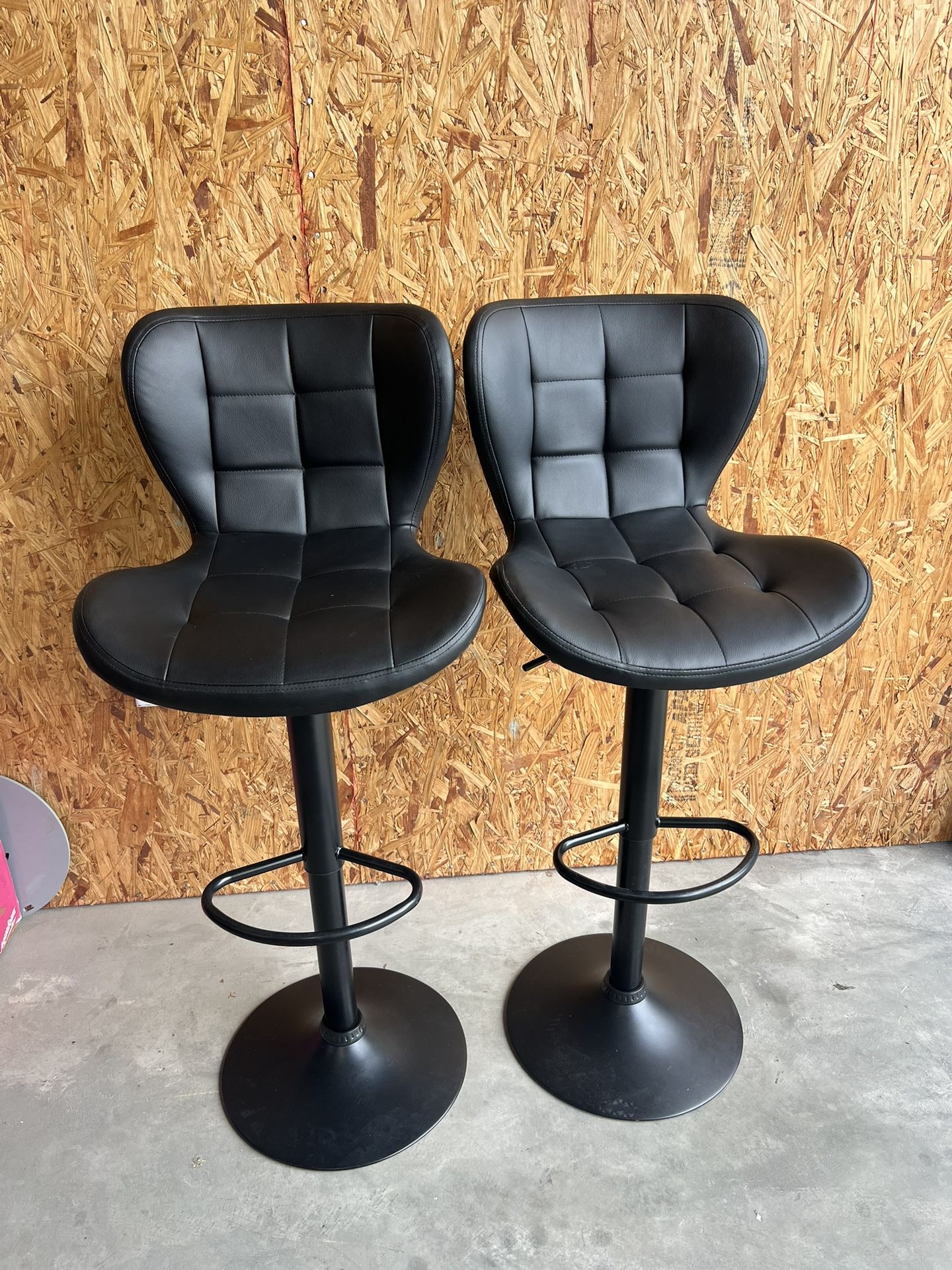 ADJUSTABLE BAR STOOL