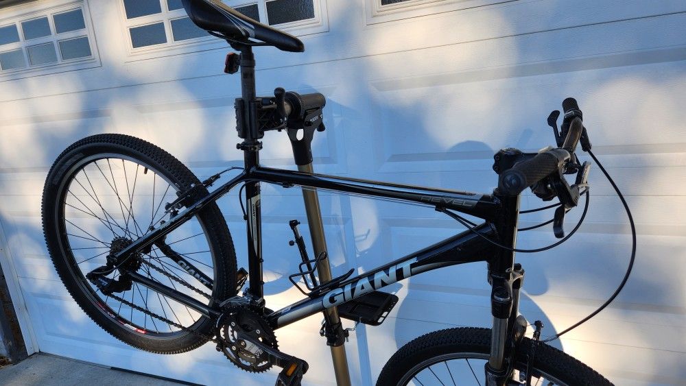 Giant Revel L 26 inch Wheels Hybrid/Mountain Bike