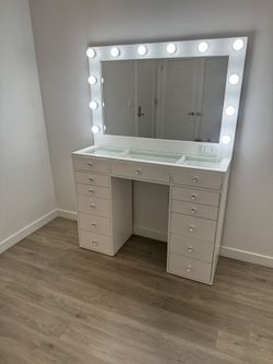 Makeup Vanity Hollywood Style 