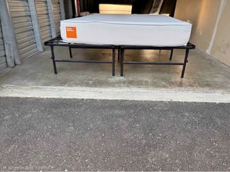 Like new Boring Mattress - Queen