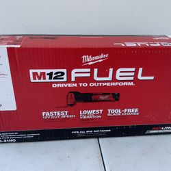 Milwaukee M12 FUEL 12V Lithium-Ion Cordless Oscillating Multi-Tool Kit w/High Output 2.5 Ah Battery, Charger, Accessories & Bag