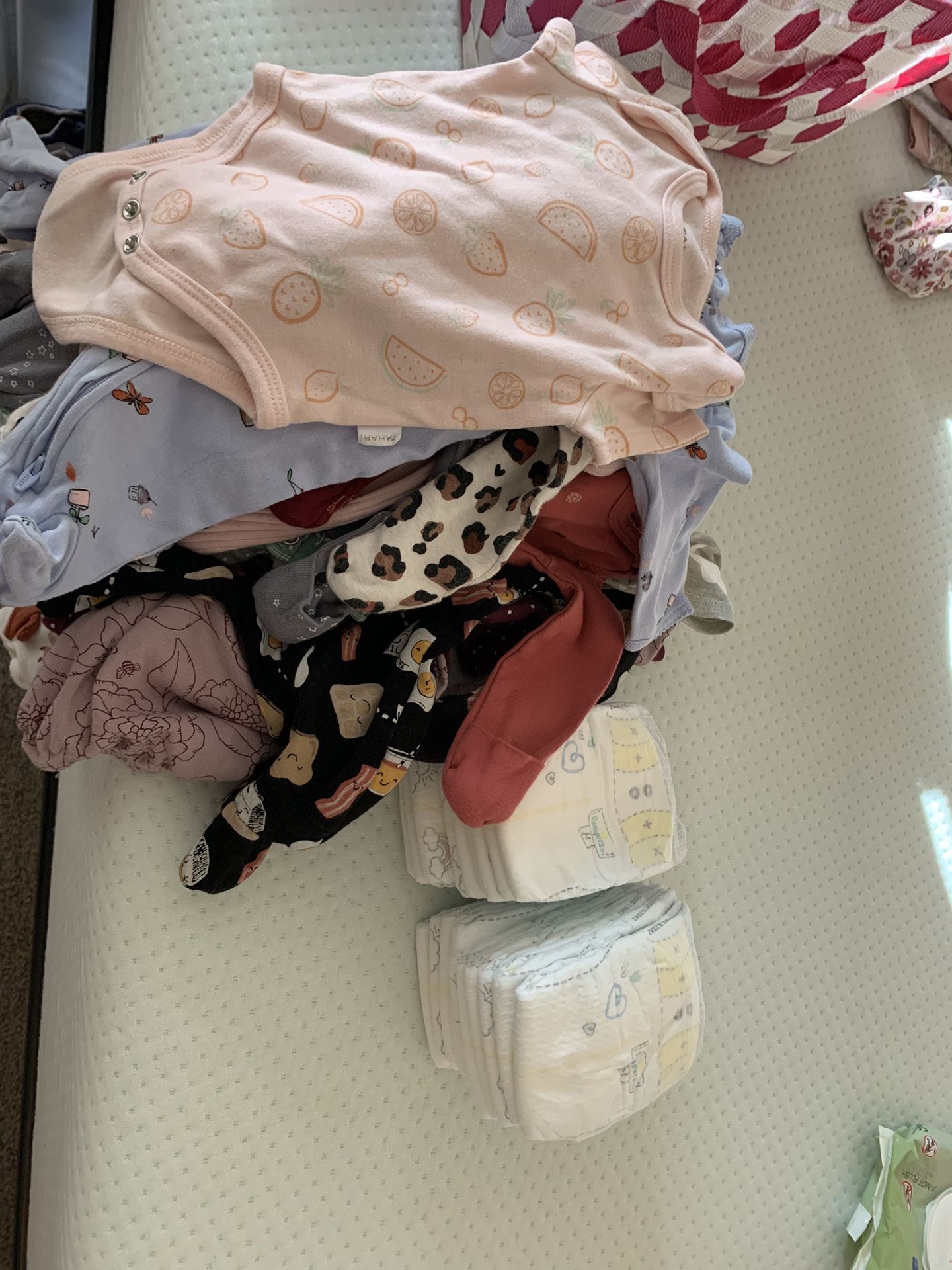 baby clothes / diapers 