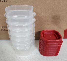 (7)- Rubbermaid mini 4 oz. Clear Plastic storage containers with solid red lids. PRICE IS FOR ALL 7. NEW CONDITIONS.
*** Cash 💸 only, please. Front D