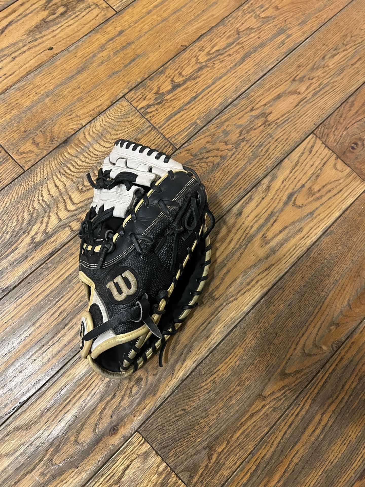 First base Wilson A2000 12 Inch Softball Glove