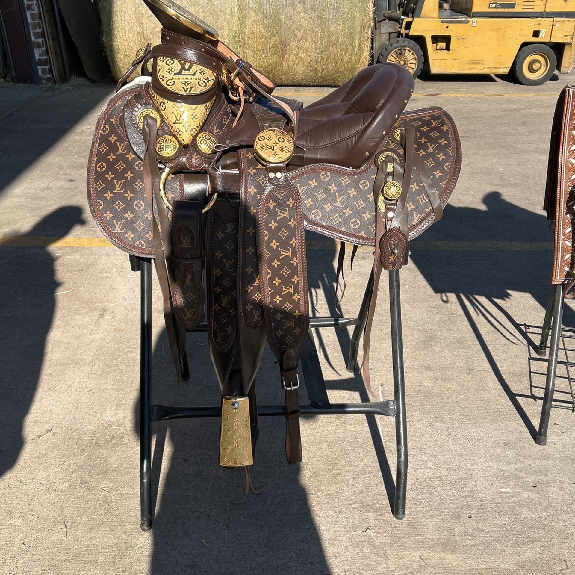 HORSE SADDLE LOUIS VUITTON SZ 15