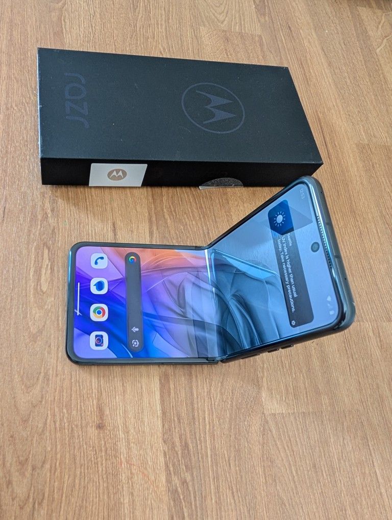 New Open Box Unlocked Motorola RAZR 2024 Flip phone Koala Gray 256gb 5G