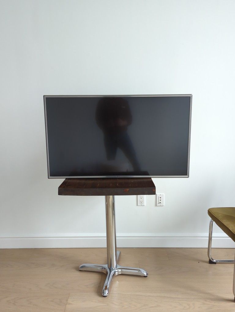 LG ThinQ AI Smart TV β Great Condition w/ Remote