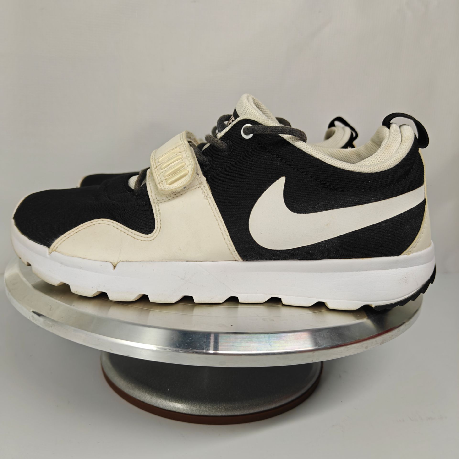Size 7 US Women's Nike SB Trainerendor SE shoes in black and white