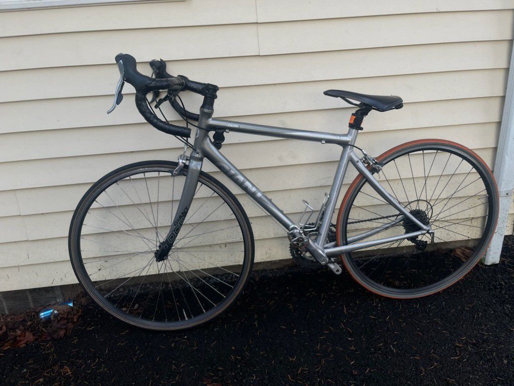 GIANT ROAD BIKE IN GREAT CONDITION 