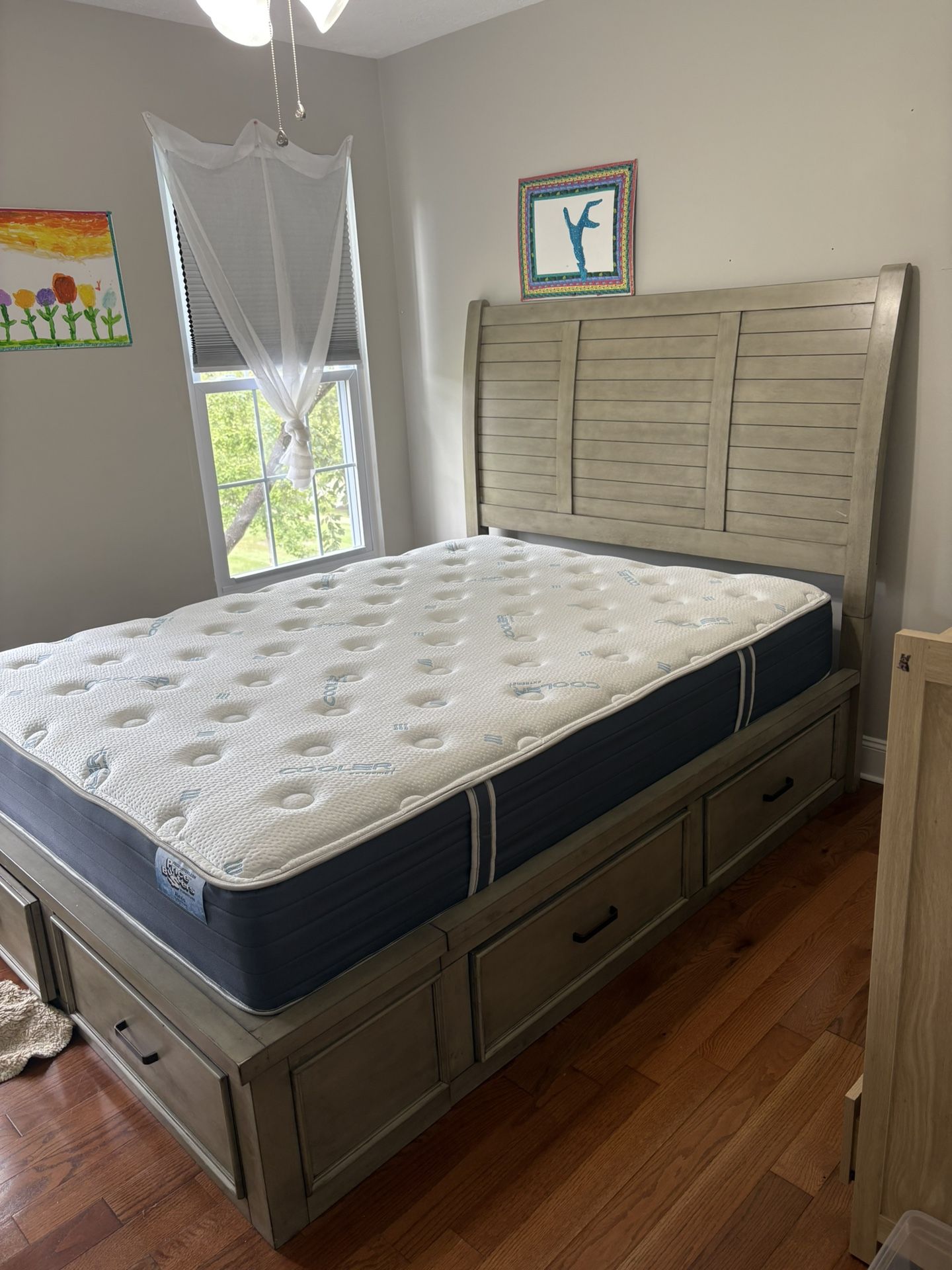 Queen Sized Bed Frame And Mattress