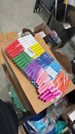 Colored clothespins (90)