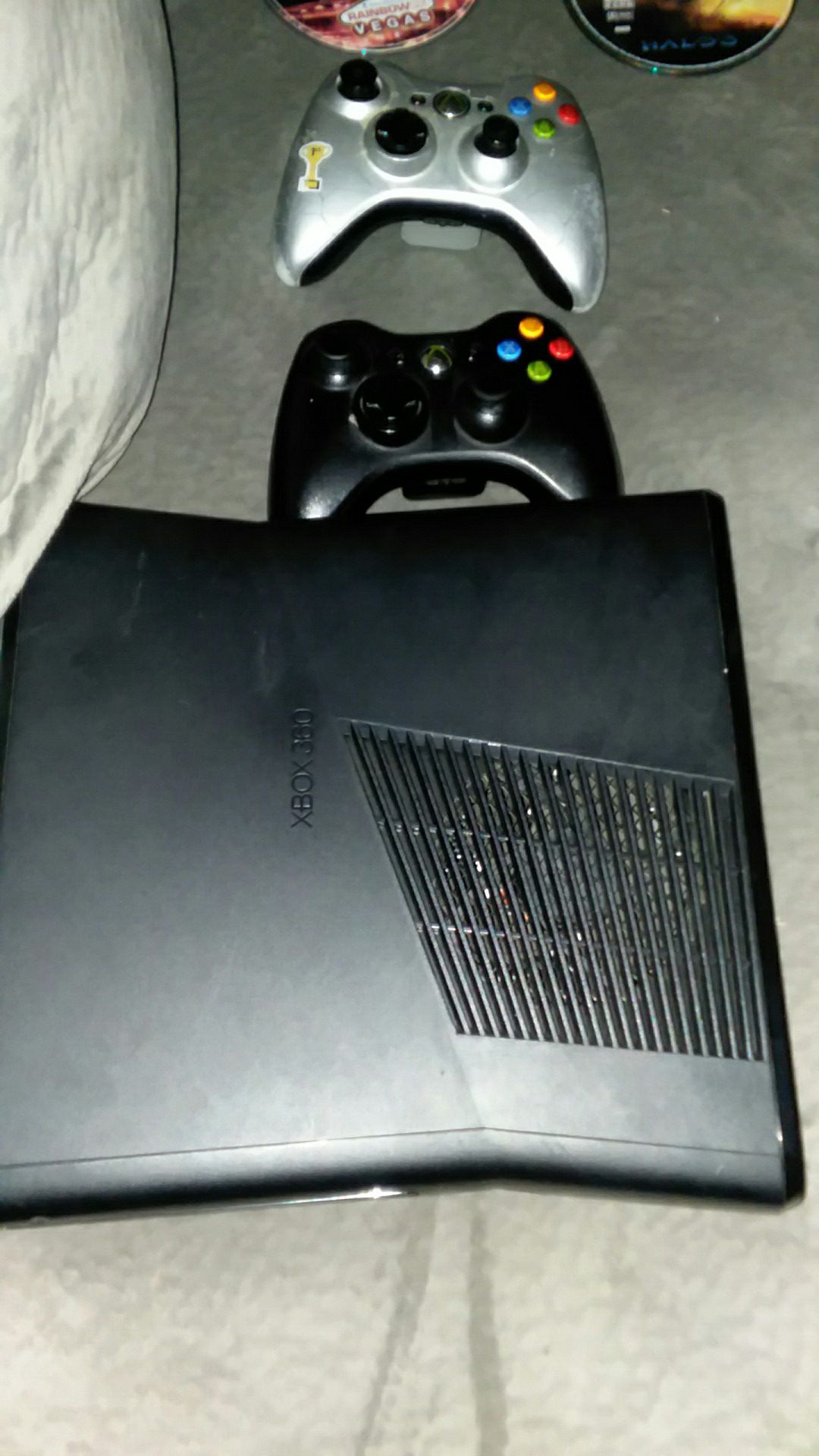 Xbox 360 with Kinect, 2 controllers and Games