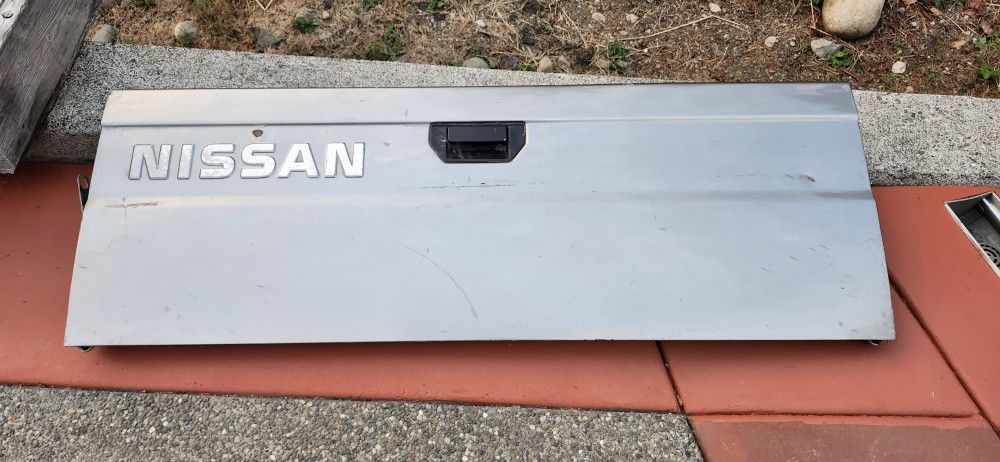 Nissan Hard Body Tailgate