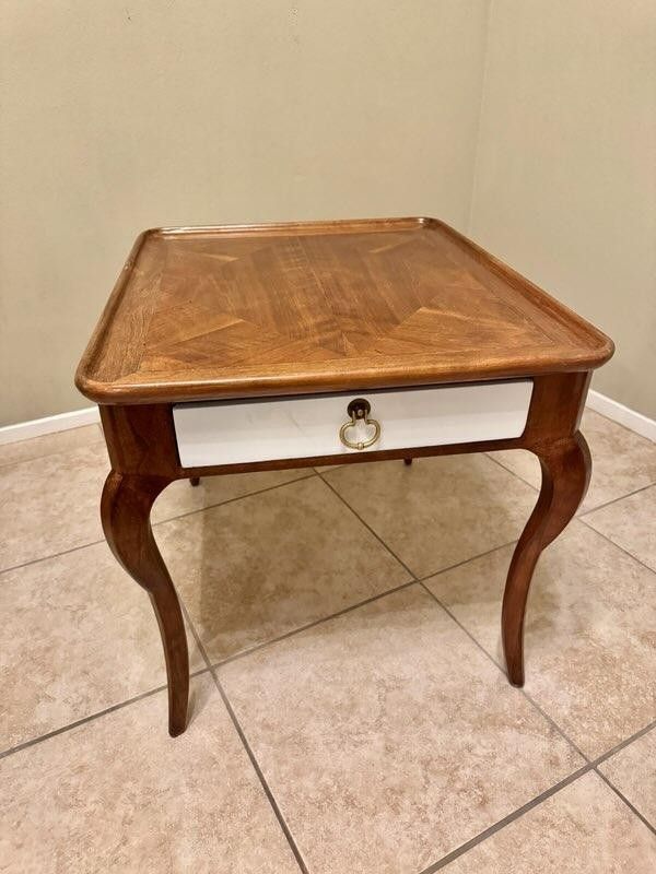 Beauitful Antique Accent End Table