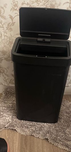 Motion sensor trash can