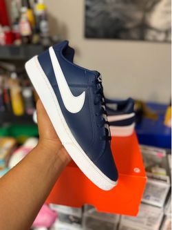 Nike Court Royale