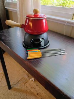 Fondue pot with forks