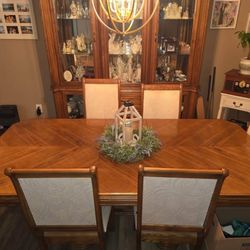 Dining Room Table & Hutch/Cabinet