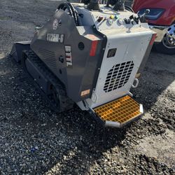 BRAND NEW SKID STEER MINI LOADER 