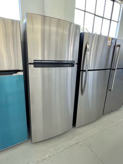 New Whirlpool 28” 18 Cu Ft Top Freezer Refrigerator, 1 Years Warranty