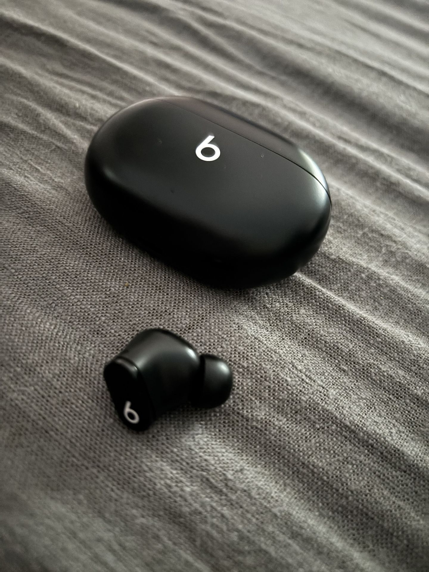 Beats Studio, Right Earbud And Charging Case