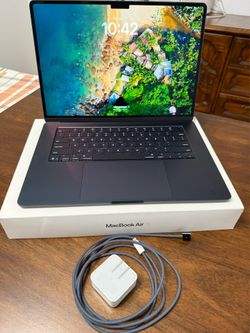 Like New Apple MacBook Air 15” M4 - 16GB/256GB Midnight Only 4 Cycles!