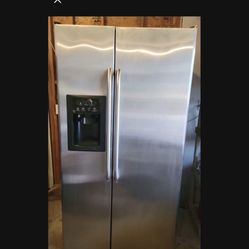 General Electric Refrigerator With Ice And Water Dispencer