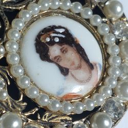 ANTIQUES COVER LADY PACKED WATCH COVER "LIMOGES-FRANCE"GOLD PLATED FRAME & NATURAL MOISSANITE - PIARLS STONES**FRAME:43.8X5MM+EYELET:16.5X14.5MM*282GR