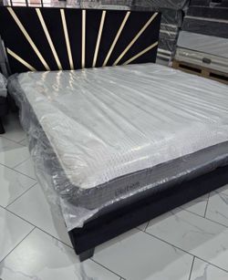 (NEW IN BOX) Black With Gold King Size Platform Bed Frame NO BOXSPRING REQUIRED