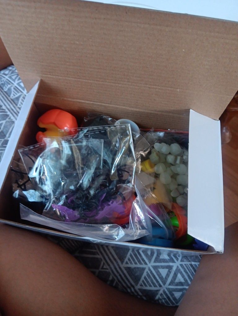 Halloween  Box Read Description 
