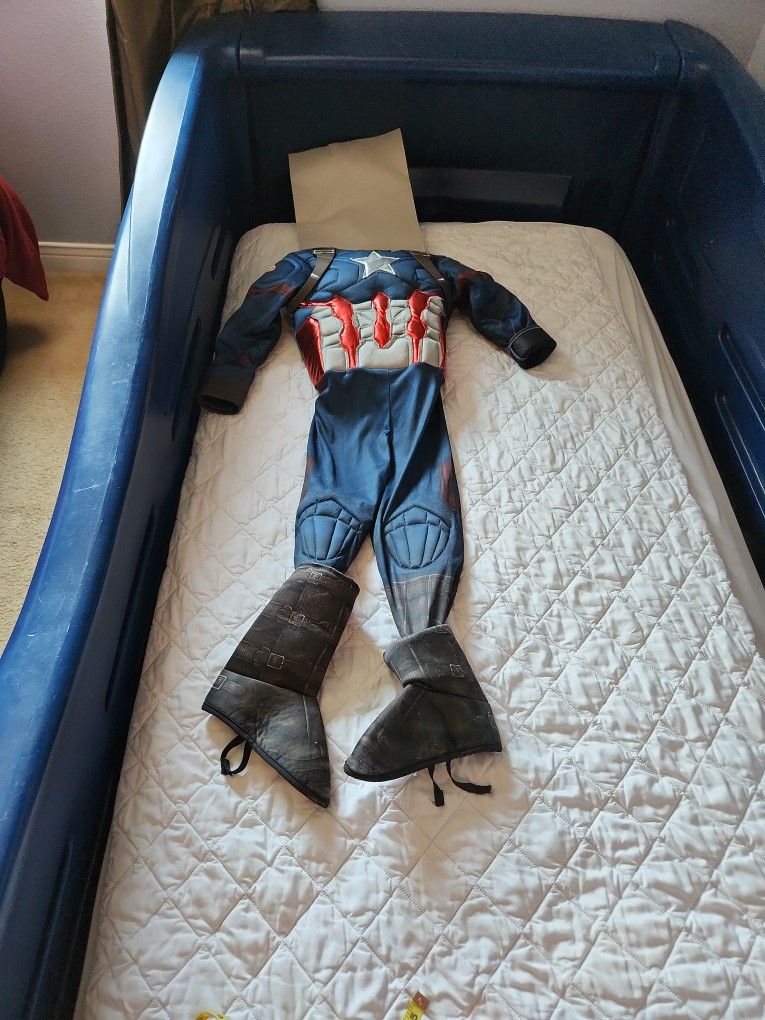 EUC - Captain America Costume. Youth Small