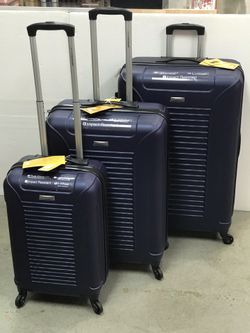3 pice hard case luggage set includes large size (30 ") medium size (26") and Carry-on size (20"). Light weight expandable and durable