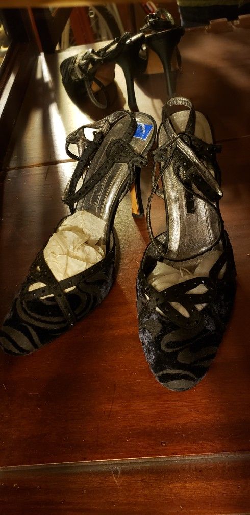 Women's Shoes With 4 Inch Heel, Laundry by Shelli Segal Elegant Evening Dress Shoes, Size 7.5. Black Great For Party. Good Clean Condition.