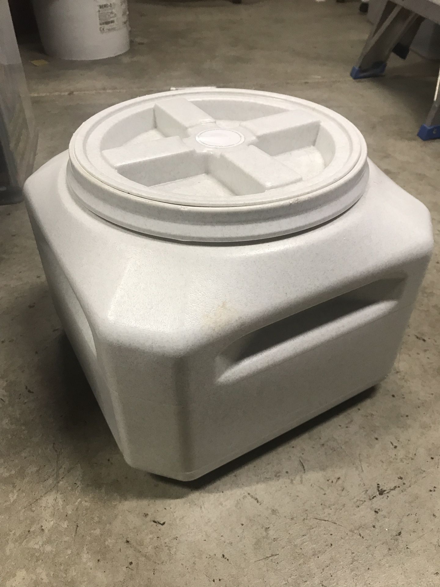 Plastic air seal 5 gallon pet food container storage bin