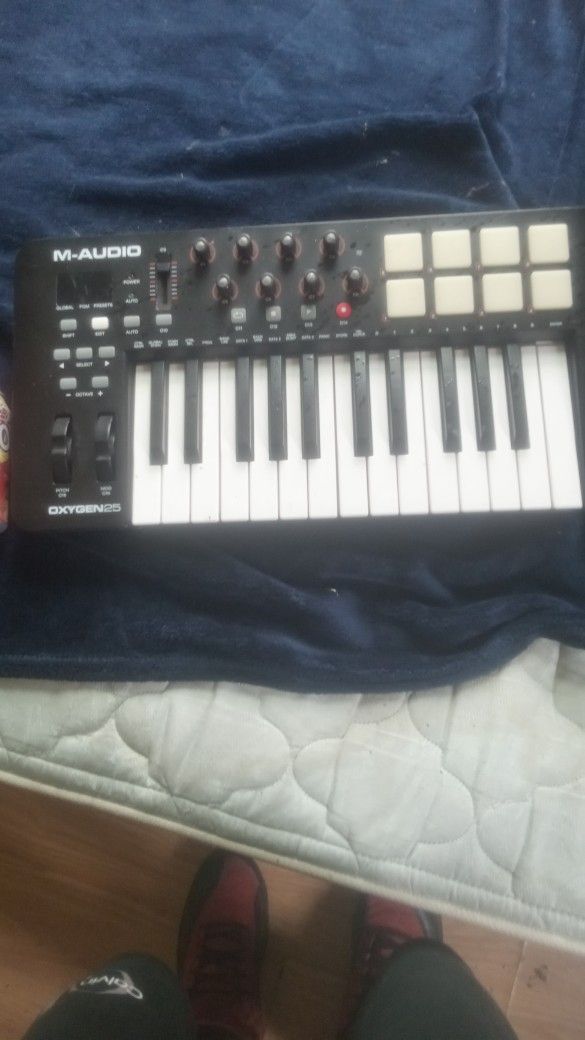 M Audio( Oxgen25)