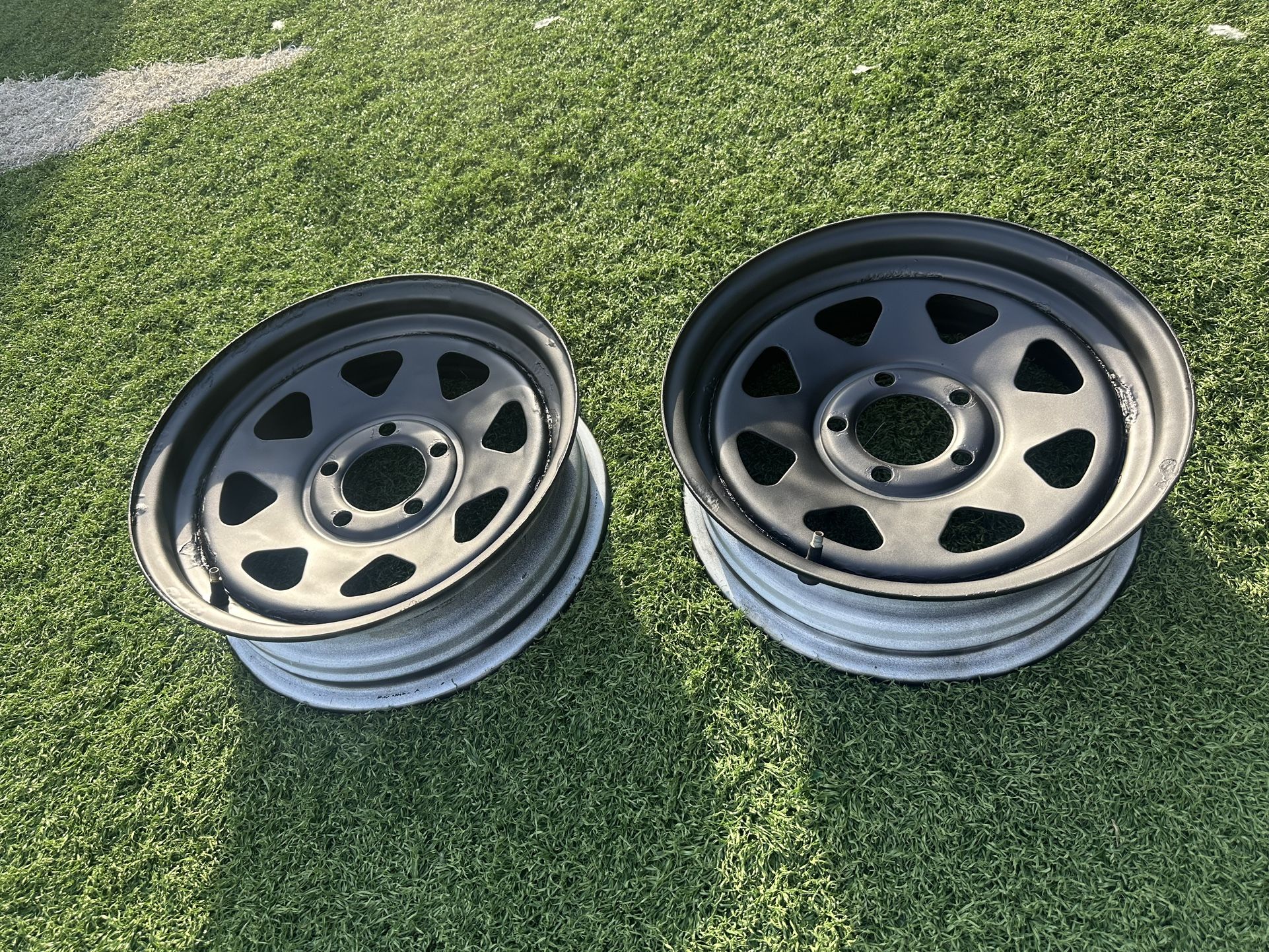 2 Used Trailer Wheels Rims 15” Steel 5-Lug – $30 Each / $60 Pair 2 Rines usados para tráiler 15” acero 5 huecos – $30 c/u o $60 el par 