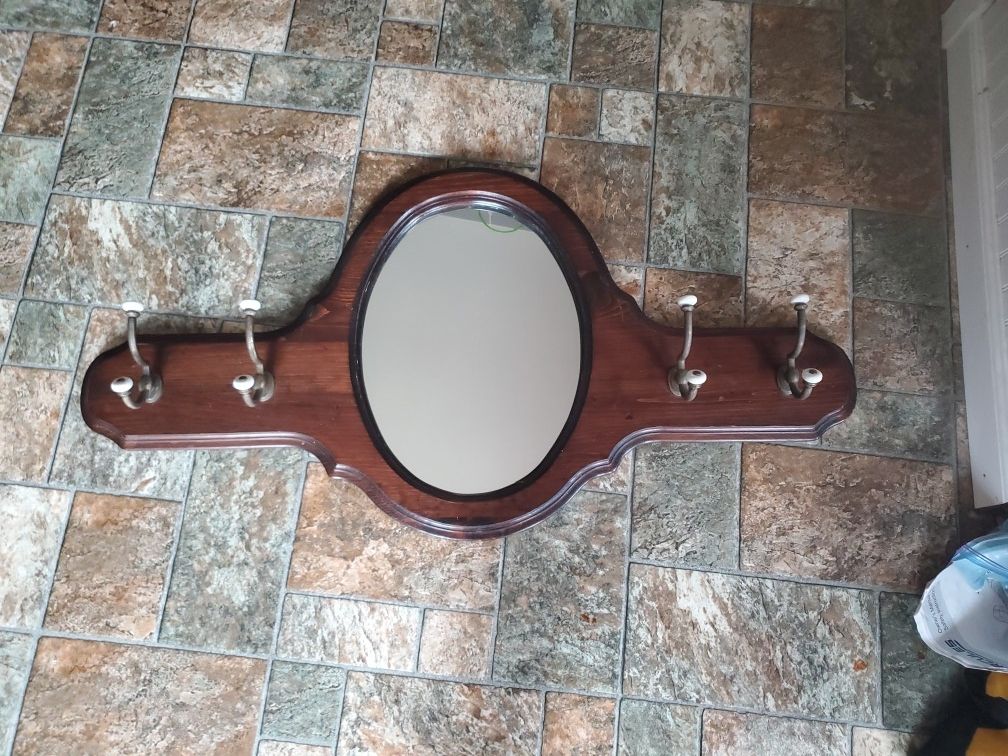 Ethan Allen Antique Olde Tavern Style Mirror With 4 Coat Hooks