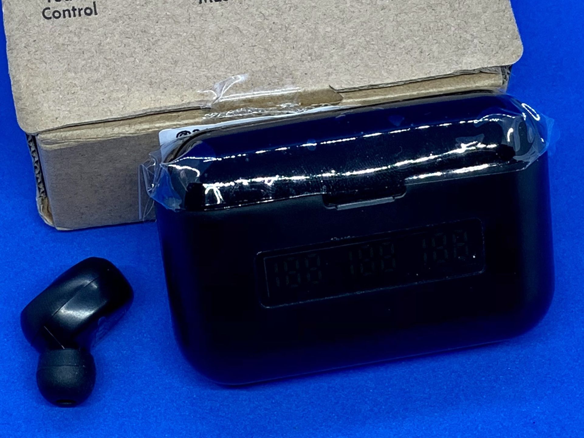 New Bluetooth/rechargeable/earpiece/ Headphones/earbuds/headset compatible with iPhone or android