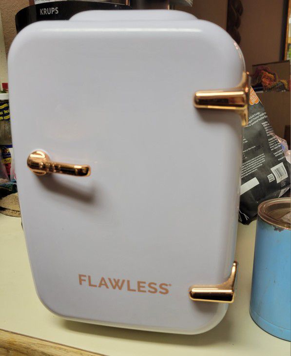 Finishing Touch Flawless Makeup/medication Cooler/heater