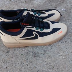 !! Men's Shoes Nike  Size 10.5 Firm Price 