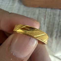 24k yellow gold solid ring 4.8gr finger size 7.25 , 4.5mm pur183